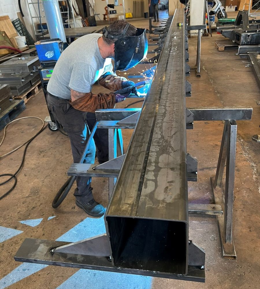 Fase di saldatura di una struttura in officina